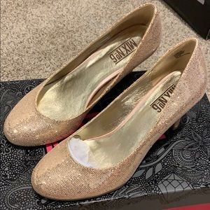 Brand New Gold sparkle heels size 6 1/2 New in box
